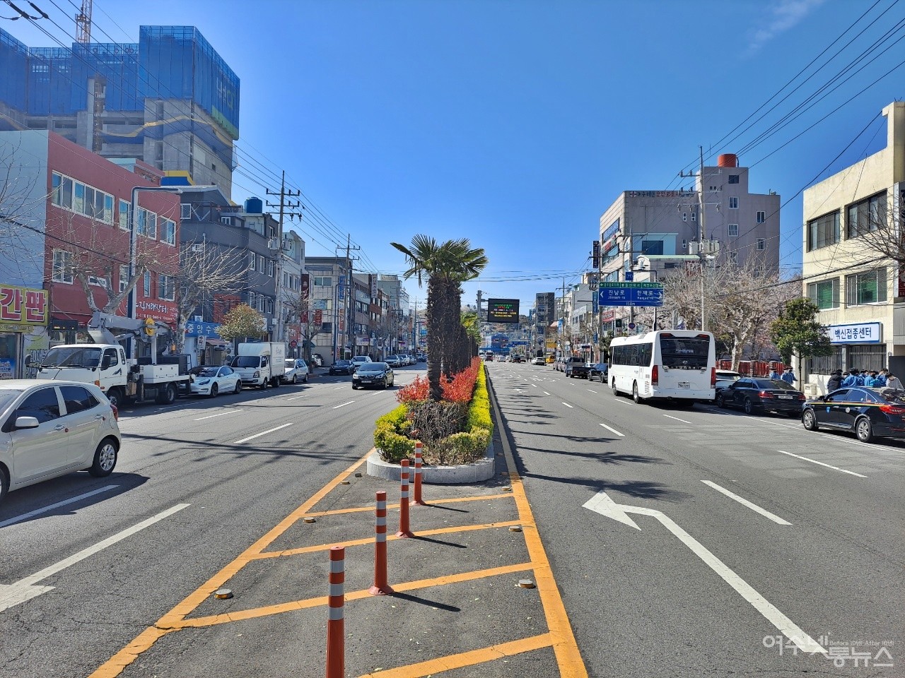 ▲여수 전남병원 앞에서 한재사거리에 이르는 도로 양쪽에는 불법 주차 차량이 가득하다. ⓒ조찬현​