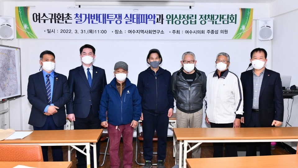 ▲간담회 참여자들이 기념사진을 찍고 있다