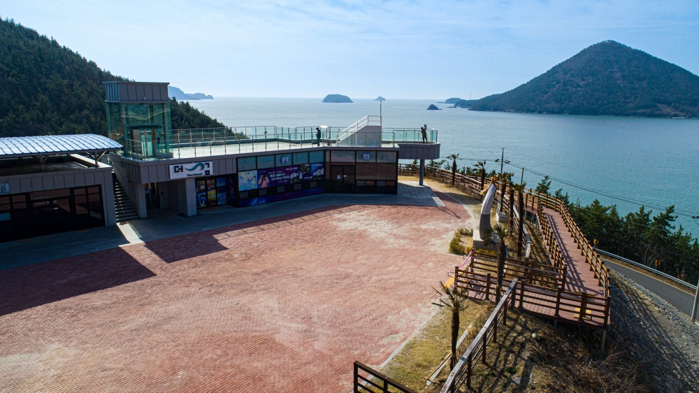 ▲4월 1일부터 가상현실을 즐길 수 있는 섬섬여수 힐링쉼터 ‘더섬 VR체험관’이 운영된다.