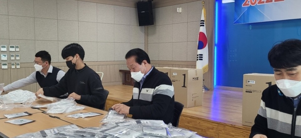 ▲ 김상문 조합장과 여수수협 직원들이 마스크를 포장하고 있다.