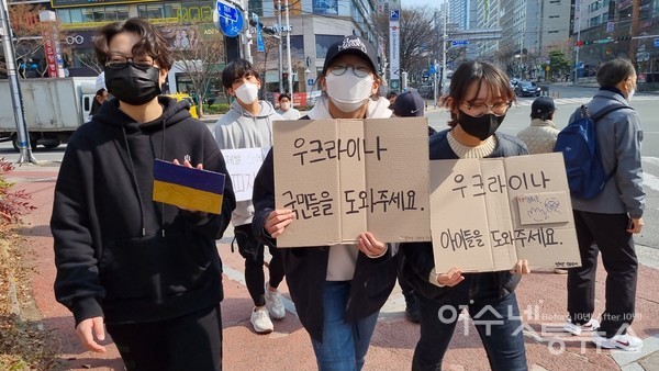▲ 벤자민인성영재학교 부산학습관 학생들이 전통시장에서 캠페인을 열고 있다.