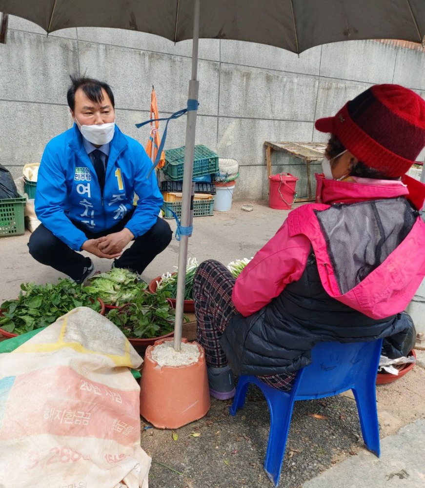 ▲시장 상인을 방문한 조계원 예비후보