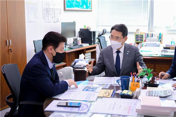 ▲ 권오봉 여수시장이 4일 기획재정부를 방문해 내년도 지역 현안사업 국비 확에 나섰다. 