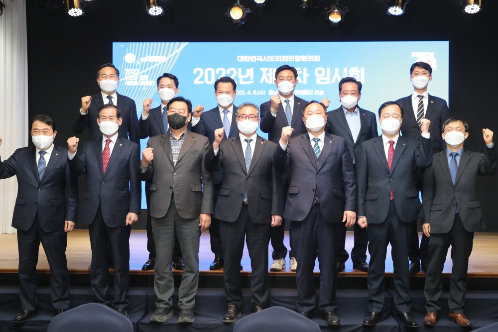 ▲제4차 임시회에서 김한종 전남도의장이 꿀벌 집단폐사 피해농가 경영 안전 지원을 주장했다.