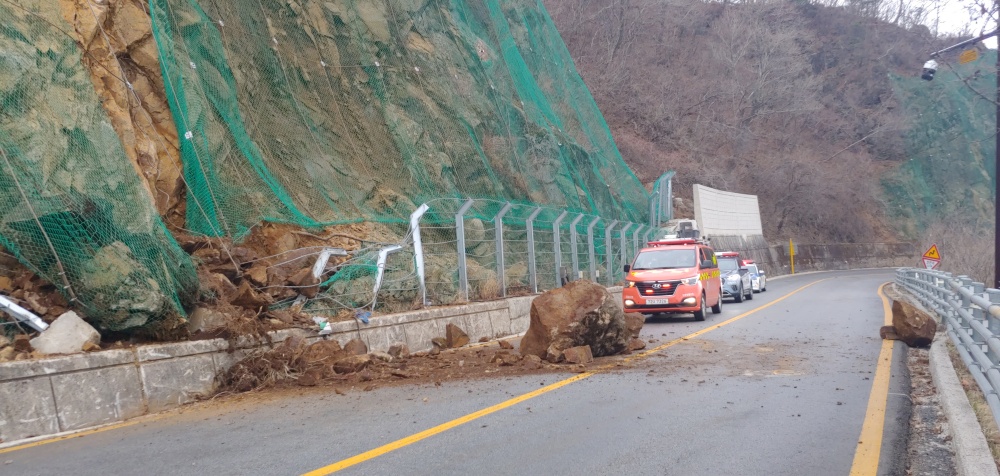 ▲장마로 붕괴된 모습