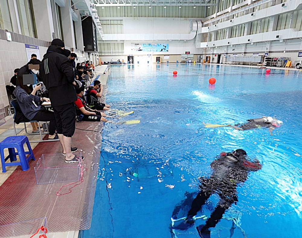 ▲100미터 수영과 구조수영, 잠수 능력 등을 평가한다.