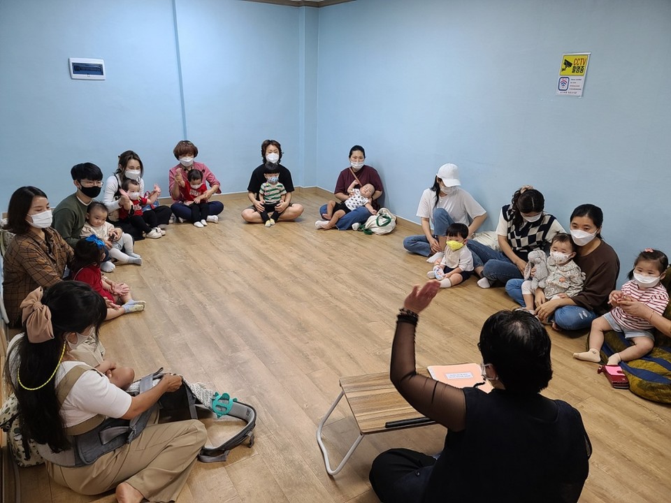 ▲영유아 책 놀이 프로그램 참여자 모습