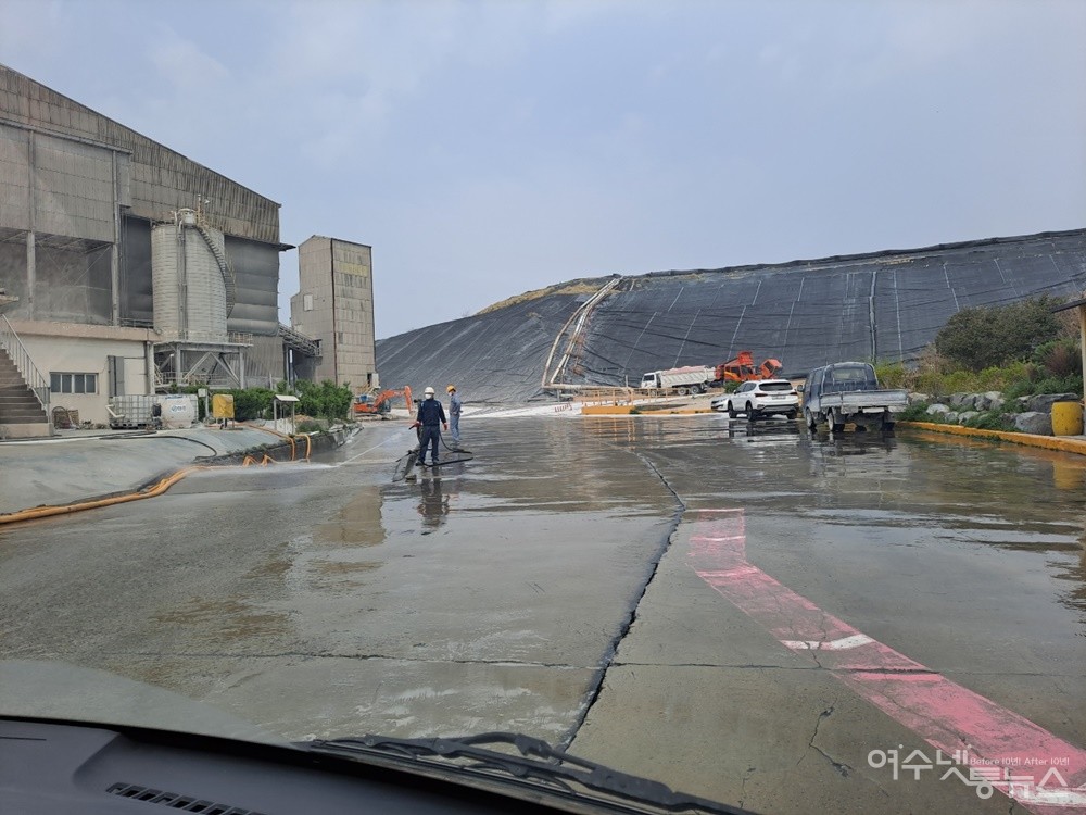 ▲ 남해화학 적치장 출입구다. 입구 앞에서부터 인산석고가 산을 이루고 있다.ⓒ조찬현