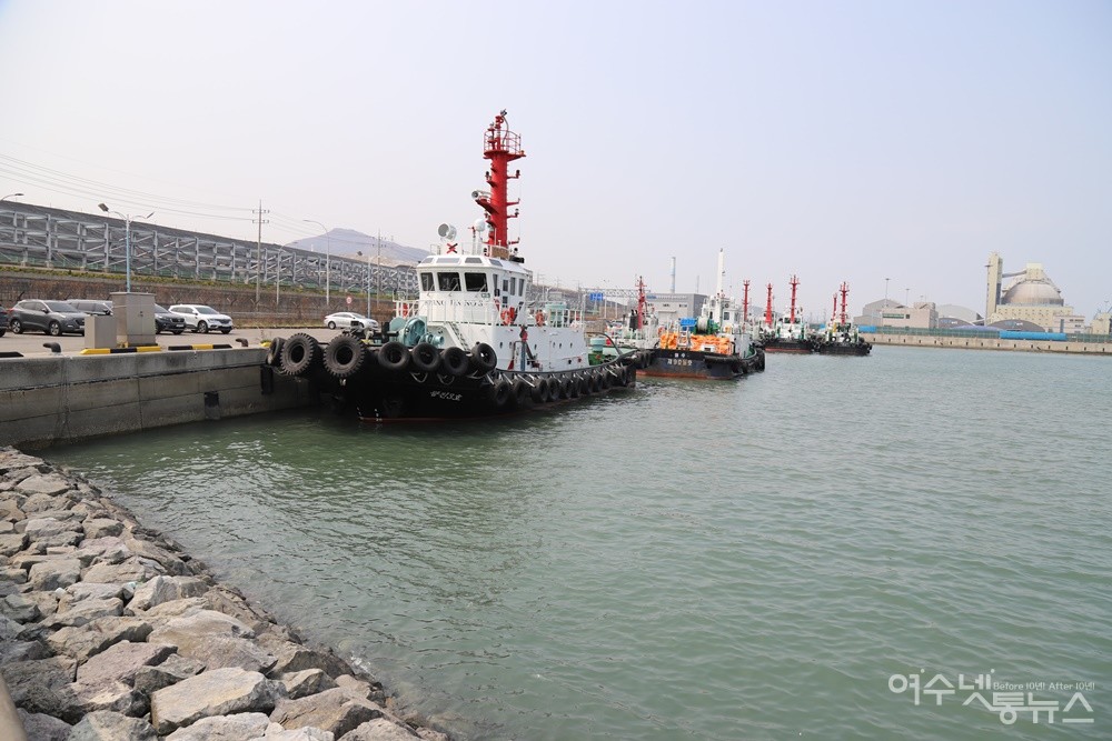 ▲ 남해화학 인산석고 적치장 앞에는 여수국가산단 관공선부두가 있다. ⓒ조찬현