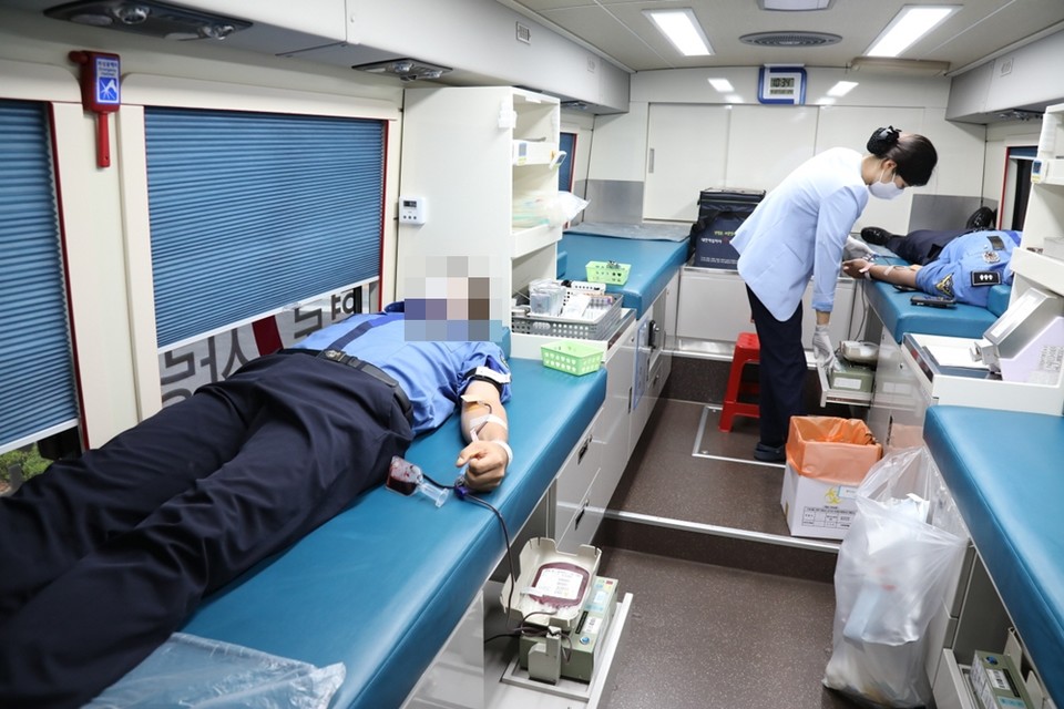 ▲헌혈 중인 여수해경
