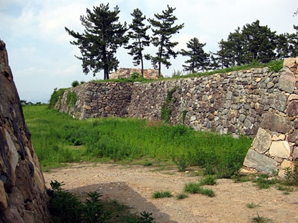 ▲복원된 순천왜교성 모습으로 입구부분에 해당한다  ⓒ오문수