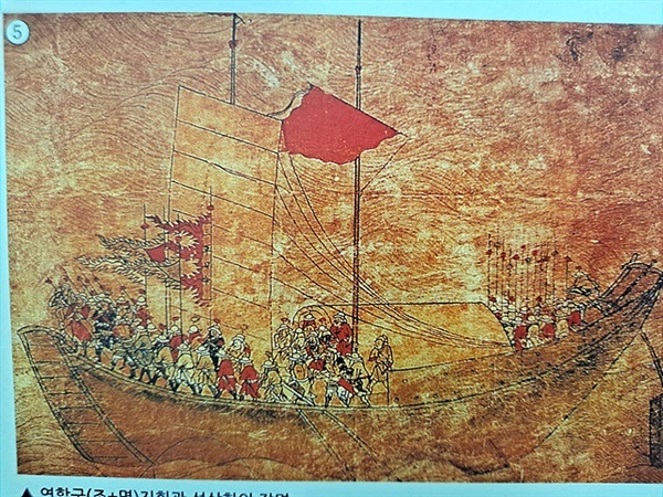 ▲조명 연합군 지휘관 선상회의 장면으로 배 앞부분 덩치큰 장수가 명군 지휘관으로 보이며 지켜보는 조선군 병사도 있다  ⓒ순천시