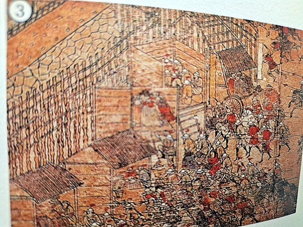 ▲  명나라 제독 유정이 왜장 소서행장과 협상하기 위해 성밖으로 유인했으나 왜군이 눈치를 채고 황급히 성안으로 달아나는 장면  ⓒ순천시