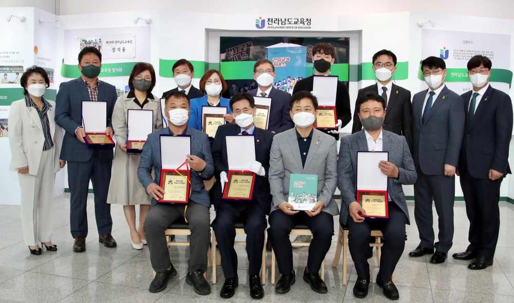 ▲ 전남교육기네스인증패를 들고 기념사진을 찍고 있다.