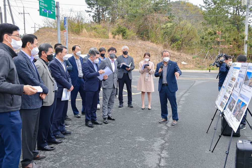 ▲ 조발해오름언덕에 위치한 섬섬여수힐링쉼터 ‘더섬’에서 박현식 부시장 주재로 현장 간부회의가 열렸다.