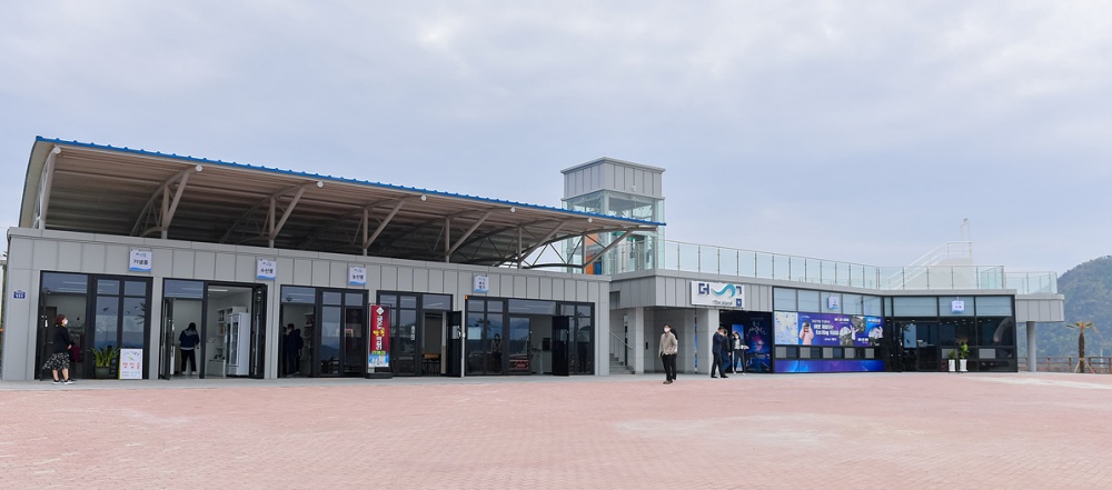 ▲ 조발해오름언덕에 위치한 섬섬여수힐링쉼터 ‘더섬’