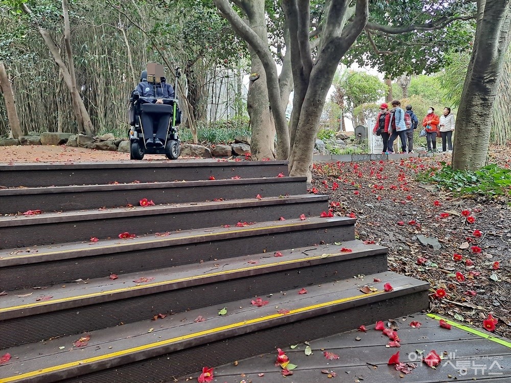 ▲ 오동도 일부 구간은 계단으로 길이 조성되어 전동휠체어가 이동할 수가 없다. 휠체어 타고 여행하기에는 제한이 많은 반쪽짜리 열린 관광지다.ⓒ조찬현