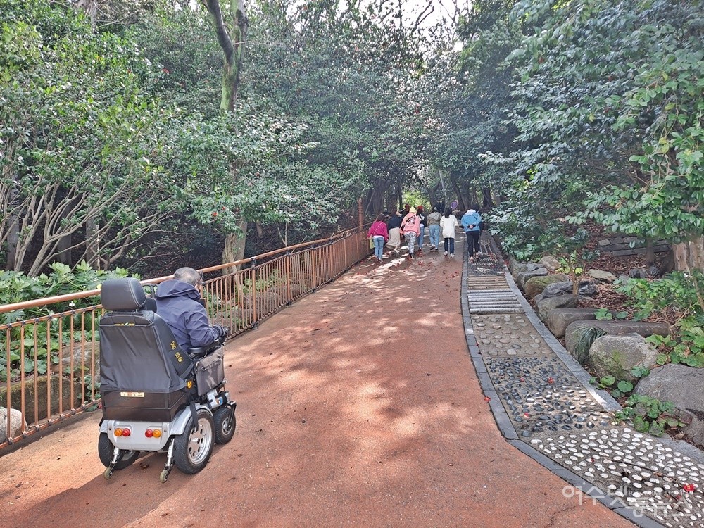 ▲오동도 등대에 이르는 길은 경사가 심해 전동휠체어로 장애인 혼자 오르기에는 위험성이 높다. 장애인 활동지원사의 도움이 필요하다. ⓒ조찬현