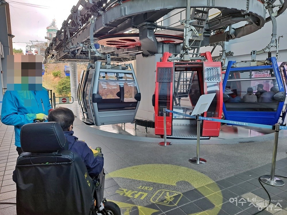 ▲ 여수 해상케이블카 탑승은 입구에서부터 제지당했다. 우여곡절 끝에 여수 해상케이블카 관계자의 도움을 받아 케이블카에 탑승했다.ⓒ조찬현