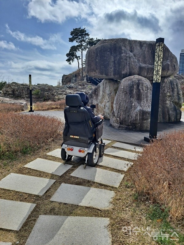 ▲ 이순신공원 삼려통합석 및 대부분의 진입로는 요철 노면으로 이동 시 전동휠체어가 요동친다. 척추 장애인은 자칫 허리가 다칠 수도 있다.ⓒ조찬현