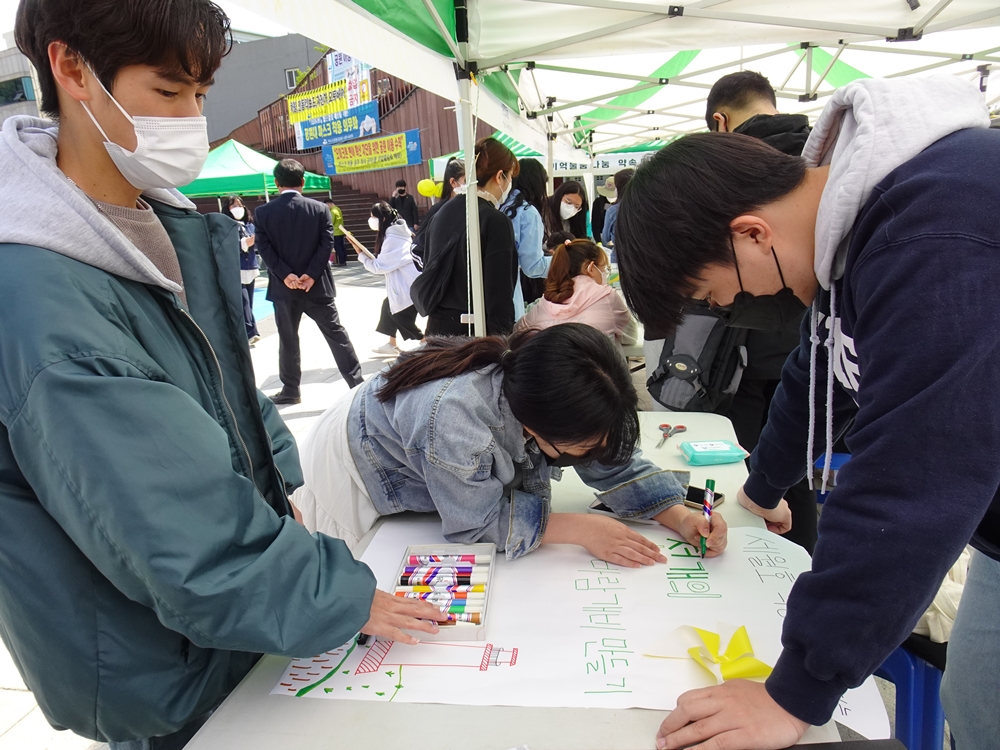▲ 바람개비 만들기 체험부스.
