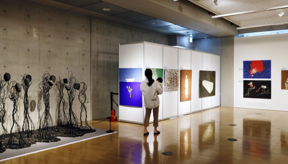 ▲ 개막식이 끝나고 참석자들이 작품을 둘러보고 있다.