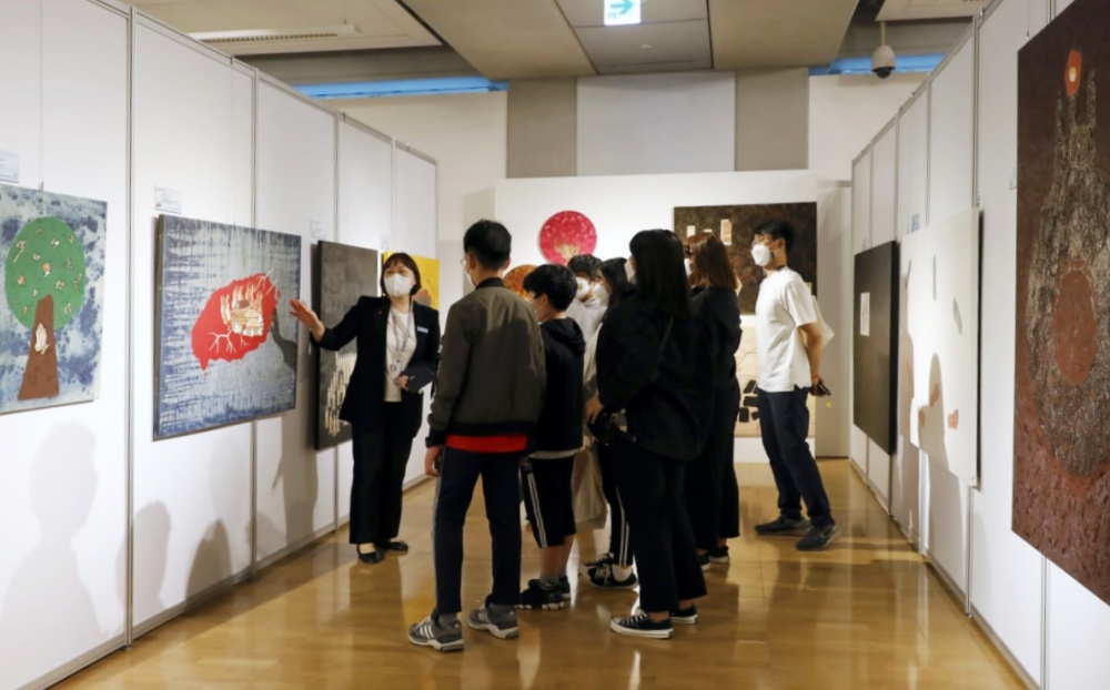 ▲  개막식이 끝나고 참석자들이 작품을 둘러보고 있다.