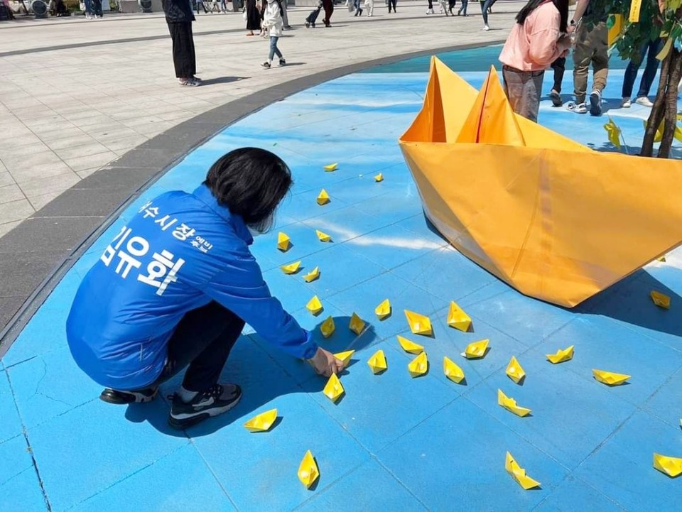 ▲ 세월호 추모행사가 열린 이순신광장을 들른 김유화 예비후보