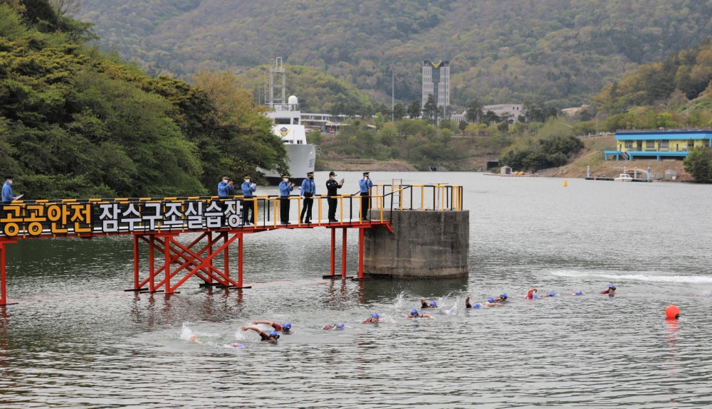 ▲ 오픈식에서 장거리 구조수영 시범을 펼치고 있다