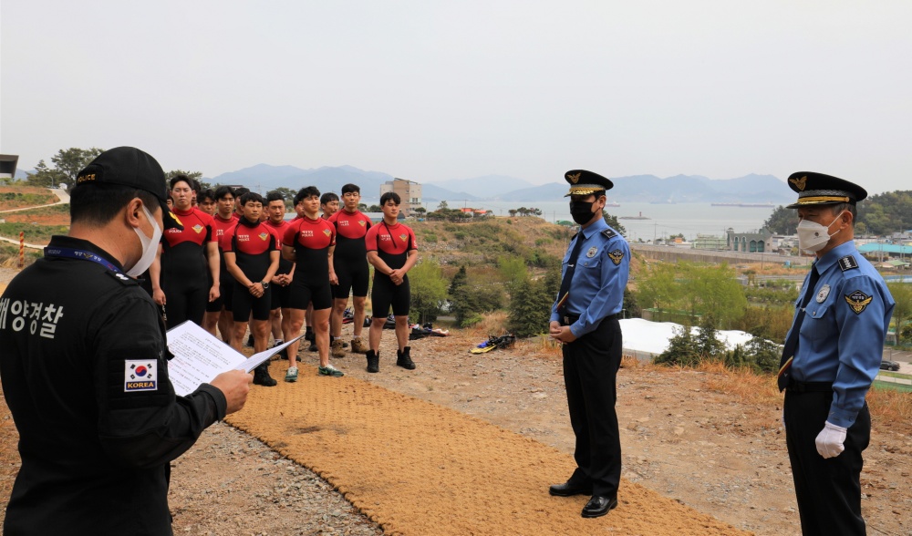 ▲여인태 교육원장이 경과보고를 듣고 있다.