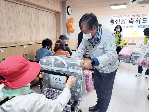 ▲한국남동발전(주)여수발전본부 신윤오 본부장이 생신 선물을 전하고 있다