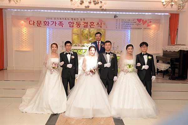 ▲다문화가족 합동결혼식을 지원한 박원균 회장 모습  ⓒ 박원균 