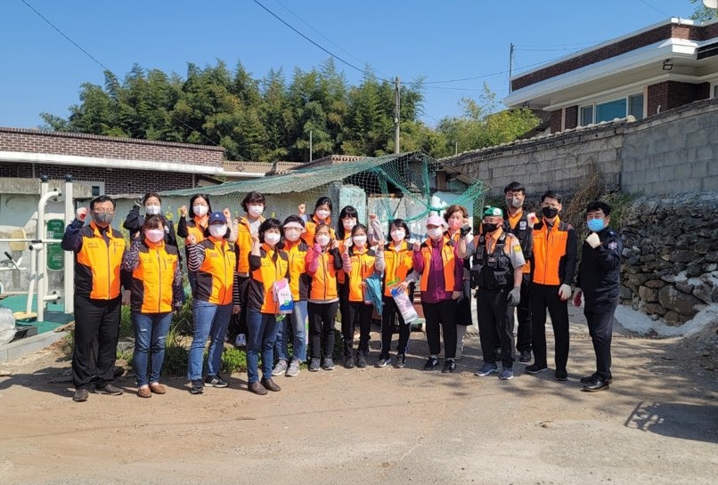 ▲ 여수소방대원이 기념사진을 찍고 있다.