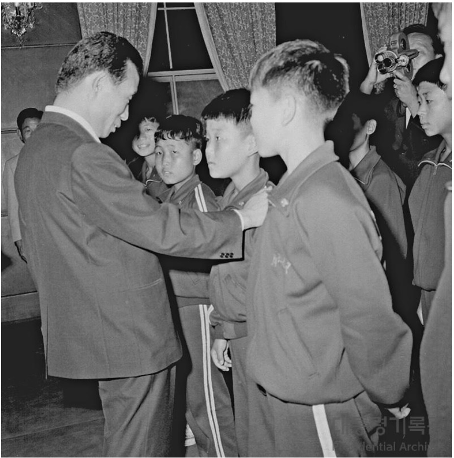 ▲영화 ‘섬개구리만세’의 주인공들인 사치분교생들 대통령 접견 사진