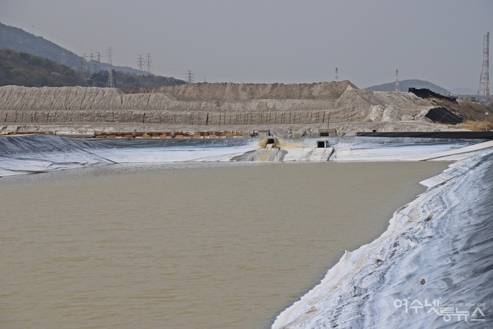 ▲여수국가산단 내 남해화학 인산석고 적치장 유량조다. ⓒ조찬현