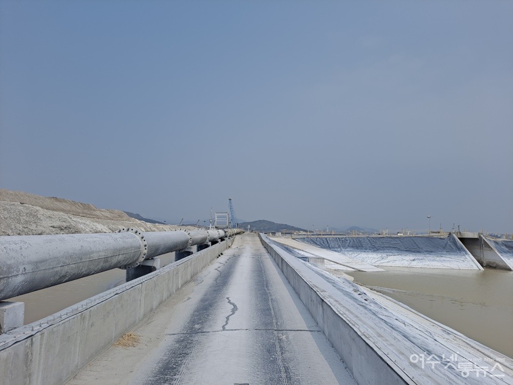 ▲ 남해화학 인산석고 적치장 내 슬러지 배관이다.ⓒ조찬현