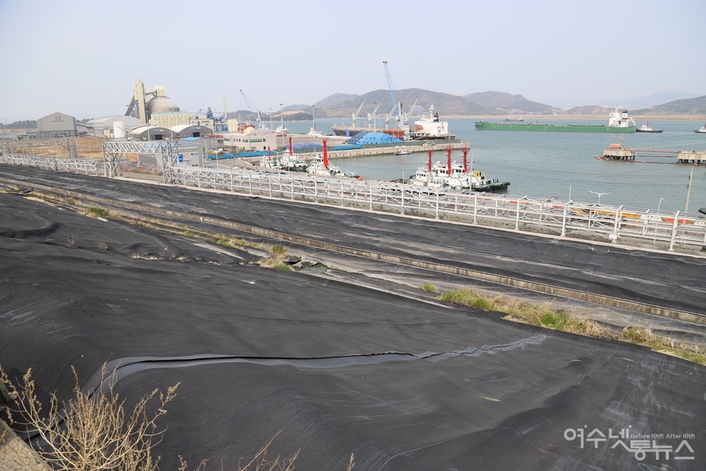 ▲ 석고장 사면에는 빗물 유입을 차단하는 HDPE 시트가 설치되어 있다.ⓒ조찬현