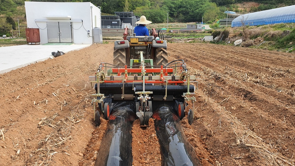 ▲ 친환경옥수수작목반 회원이 여수시가 지원한 일체형 농기계로 옥수수 밭을 정비하고 있다