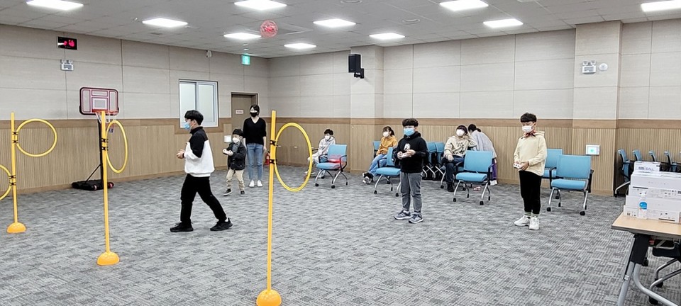 ▲ 이순신도서관이 지역 초등학생을 대상으로 드론 일일체험 프로그램 ‘드론은 내 친구’를 운영한다.