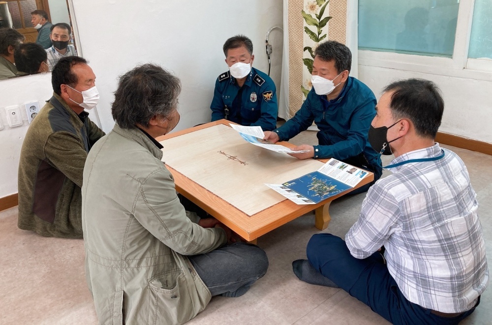 ▲ 손죽도, 초도 주민을 만나고 있는 여수경찰