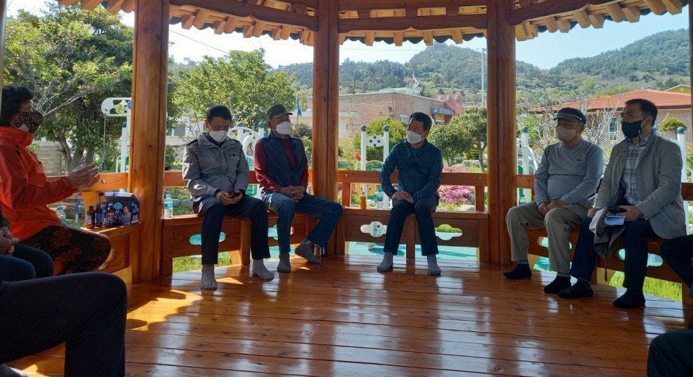 ▲ 손죽도, 초도 주민을 만나고 있는 여수경찰