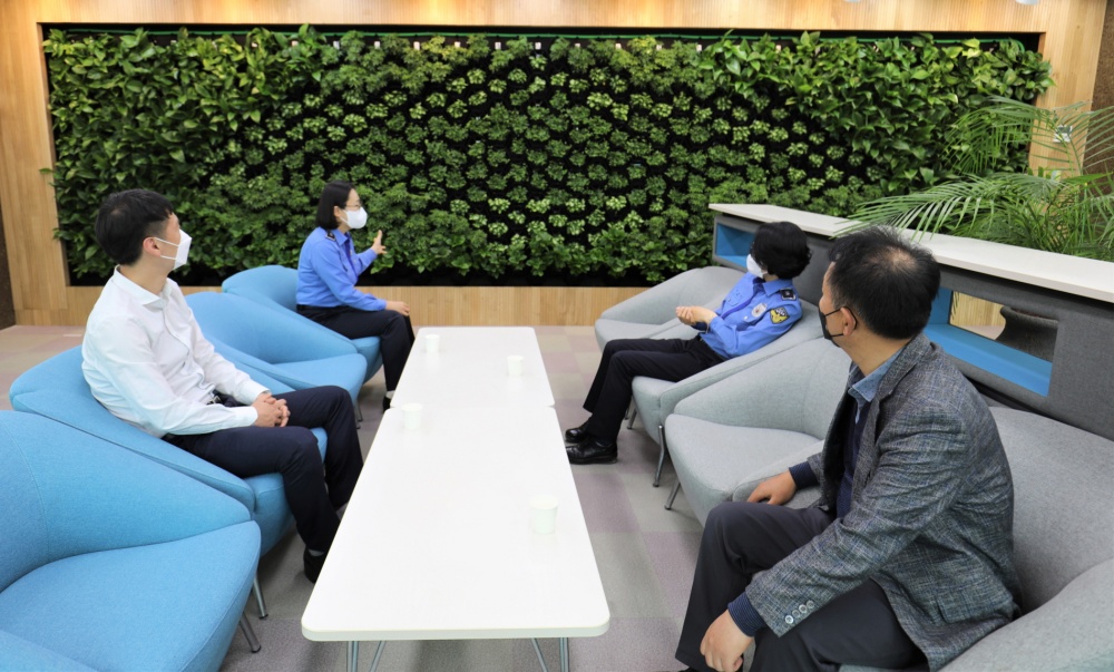 ▲방문객과 교직원이 스마트가든에서 정담을 나누고 있다.