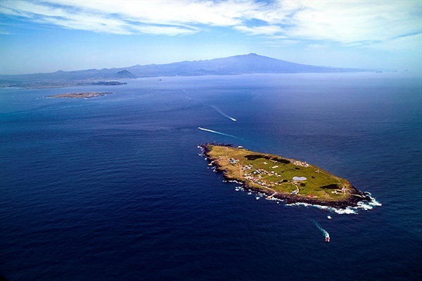 ▲  드론으로 촬영한 마라도 전경. 필자와 함께 서남해 유인도 100여개를 답사한 광운대학교 해양 섬 정보연구소 이재언 소장이 드론 사진을 제공해줬다. 멀리 한라산이 보이고 제주도 끝자락과 마라도 사이에 보이는 섬이 가파도다.  ⓒ이재언