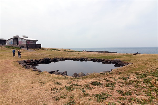 ▲  물이 귀한 마라도 주민들이 빗물을 모아둔 연못으로 물문제를 해결하기 위한 방편이다. 봉천수란 빗물이 고인 연못의 물을 일컫는다. 김은영씨 설명에 의하면 오래전 마라도 주민들이 이곳에 목장을 만들어 동물들의 식수로 사용했다고 한다.  ⓒ오문수