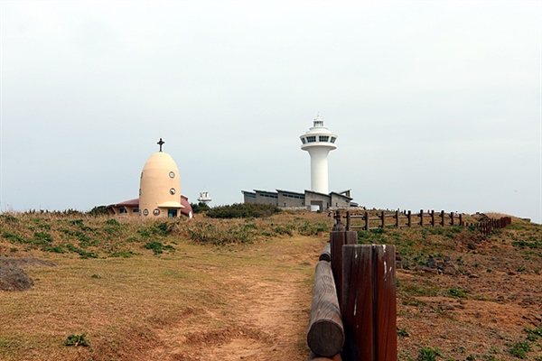 ▲ 마라도에는 주민등록상 인구가 130명 이지만 성당과 교회 절도 있다. 앞에 보이는 건물이 성당이고 뒤에 보이는 것은 마라도 등대이다. ⓒ오문수