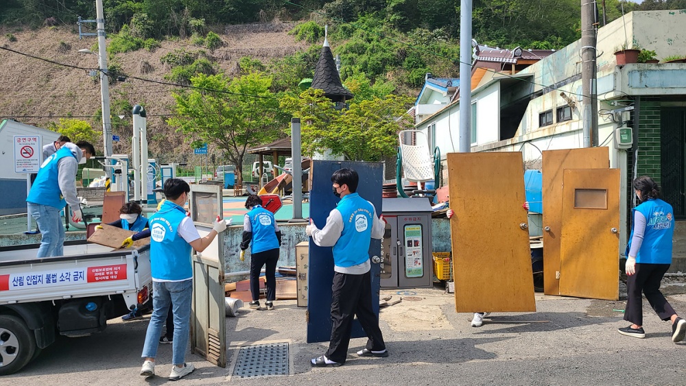 ▲ 롯데케미칼(주)여수공장 샤롯데봉사단 주거환경개선 봉사활동 모습