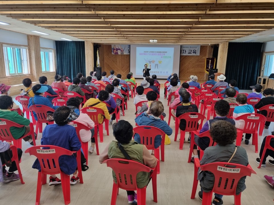 ▲ 쌍봉복지관에서 실버케어 119 노인일자리 및 사회활동지원 참여 어르신을 대상으로 안전교육 및 활동 직무 교육을 진행하고 있는 모습