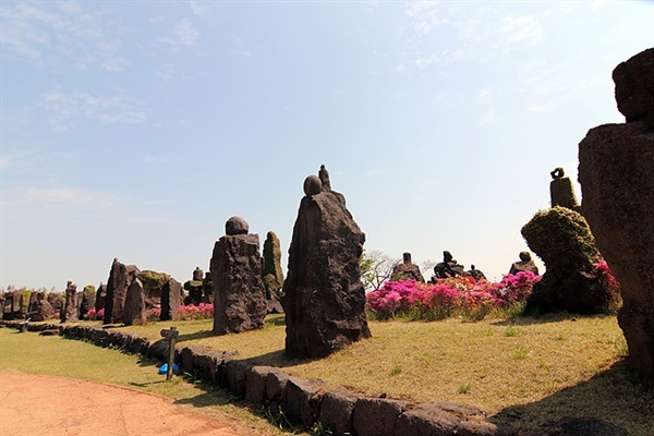 ▲전설 속 오백장군의 이미지를 형상화한 석상들 ⓒ오문수