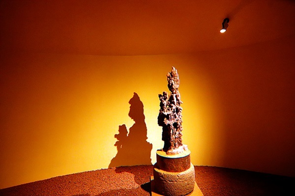 ▲어머니의 방 속에 전시된 돌로 설문대할망이 사랑하는 아들을 안고 서있는 모습이다. ⓒ오문수