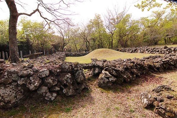 ▲ 제주도 무덤의 특징은 무덤 주위를 원형이나 타원형 혹은 장방형으로 돌담을 쌓아 죽은 자의 영혼의 울타리로 인식된다 ⓒ 오문수